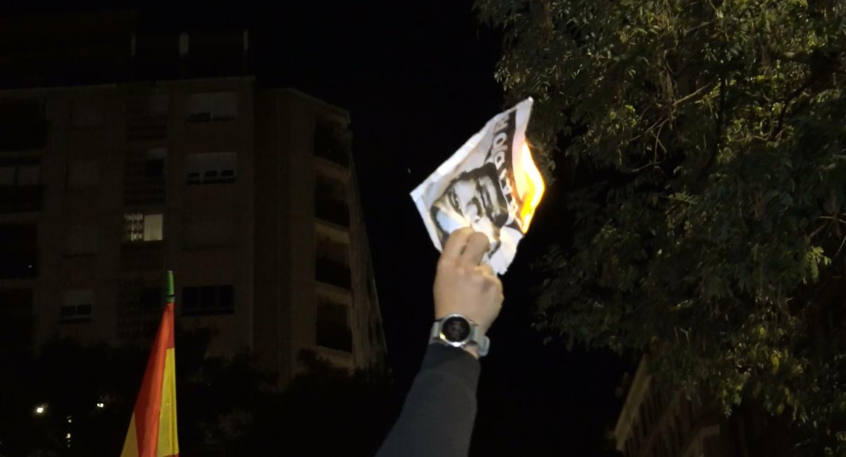 Un manifestant crema la fotografia del pressent en funcions, Pedro Sánchez