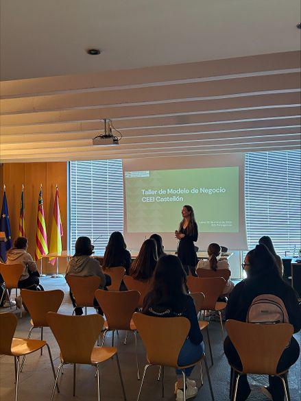 Alumnos durante uno de los talleres sobre Modelo de Negocio organizado por el CEEI Castellón_2