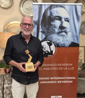 Pere Ribera posa con el premio en tamaño mediano
