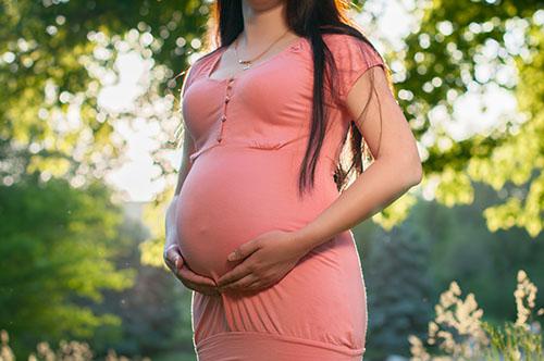 pregnant-woman-holding-stomach-500px (1)