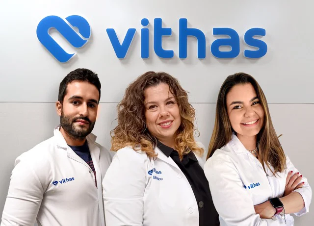 Daniel Martínez, nutricionista, Ara Arechavaleta, psicóloga y la Dr. Puzzi, médico en tamaño mediano