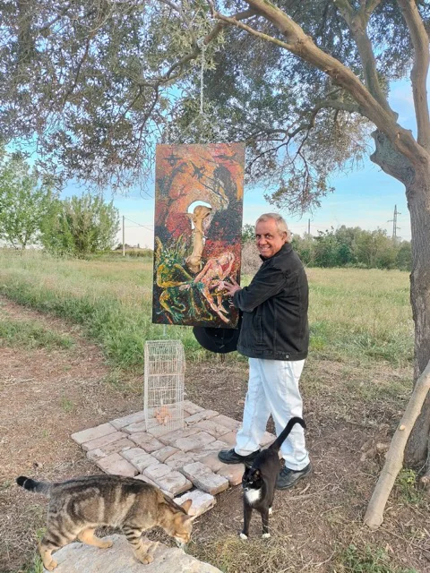 Detalle del artista dando los últimos retoques en tamaño mediano