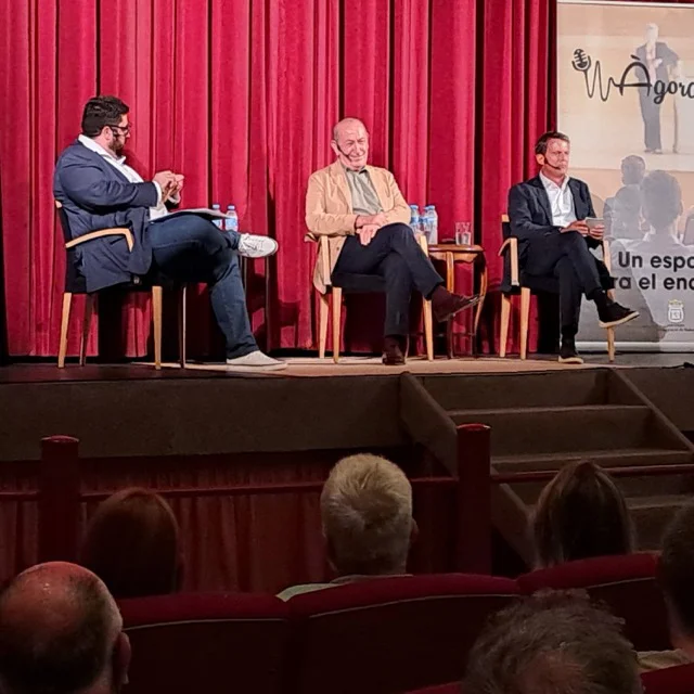 Manuel Valls i Nicolás Redondo en tamaño mediano