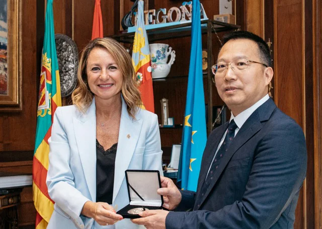 Carrasco recepción vicealcalde Yiwu en tamaño mediano