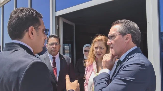 Representantes de la Passenger Cruise Terminal explicando las capacidades y navieras que operan en la terminal a Ibáñez y Soria en tamaño mediano