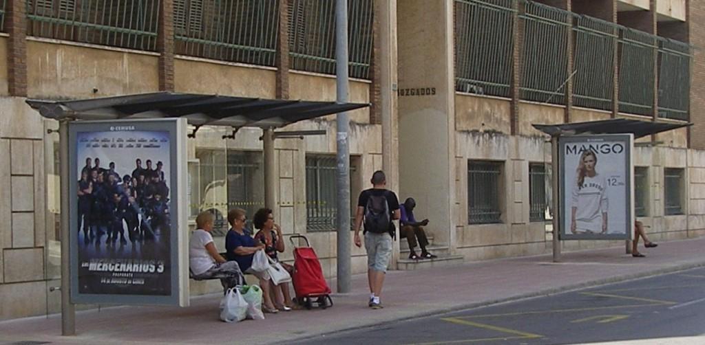 Instalación-de-marquesinas-para-la-parada-de-autobuses-a-Benicàssim-en-la-avenida-Hermanos-Bou-de-Castellón.-1024x502