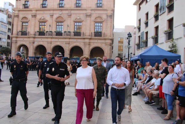 POLICIA VUELTA 3 en tamaño mediano