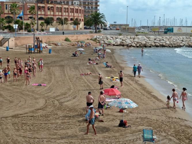 PLAYA-DEL-CLOT-BANDERA-AZUL-2017-667x500