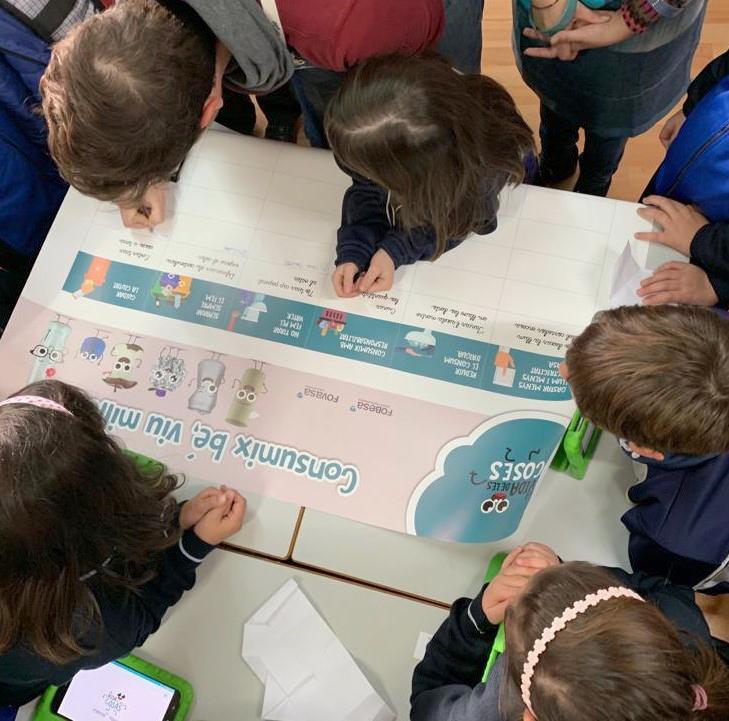 Grupo de niños y niñas durante una Reciclase