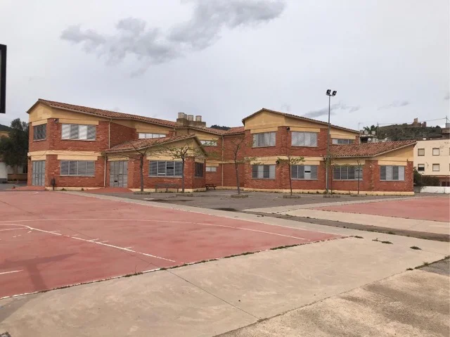 Artana colegio en tamaño mediano