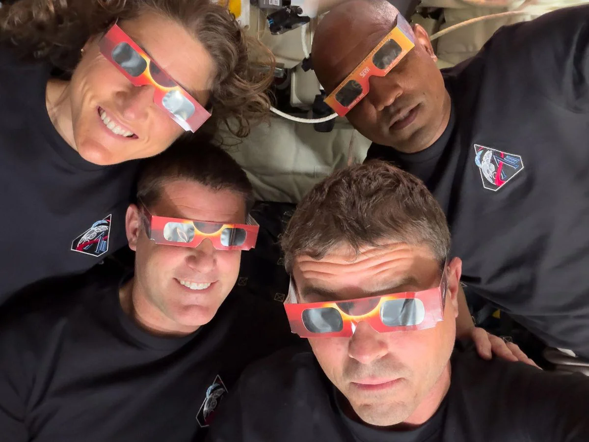 Astronautas eciplse gafas