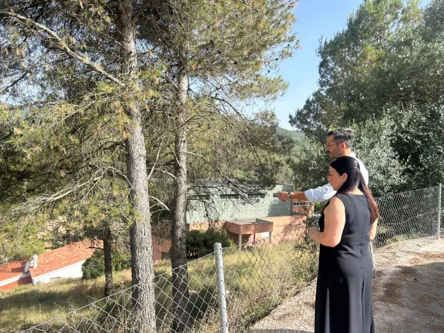 Portavoz y concejala Montanejos terrenos aparcamiento en tamaño mediano