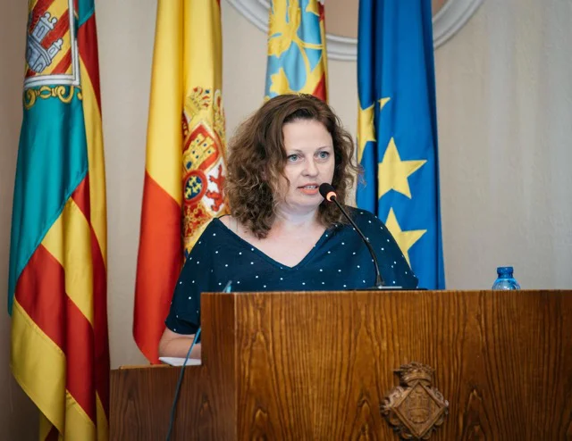 monica barabas en tamaño mediano