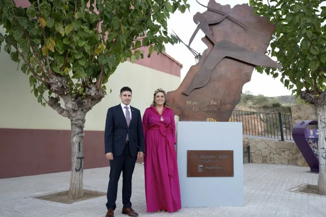 Día de la Provincia - escultura en tamaño mediano