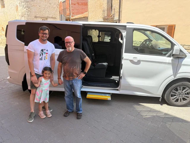 José Arenes y Juan Mañes junto a taxi en tamaño mediano