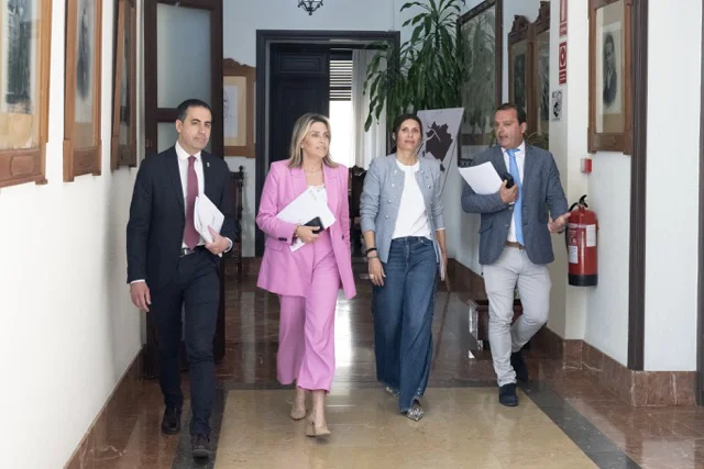 Presidenta y vicepresidentes. en tamaño mediano