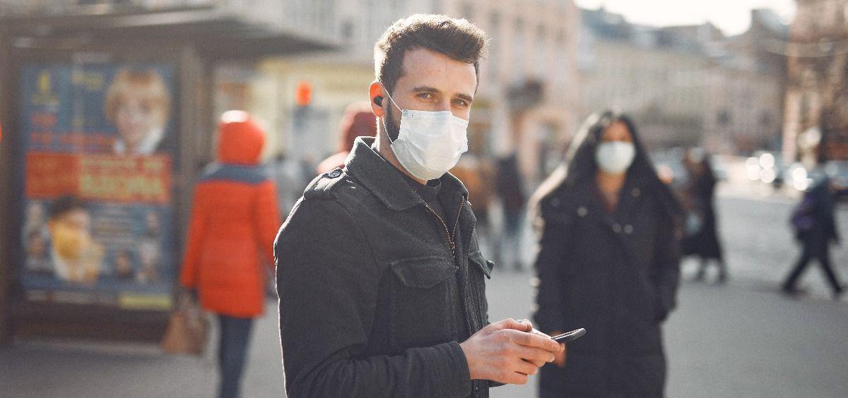 personas-con-mascarilla-caminando-por-una-ciudad-foto-freepik