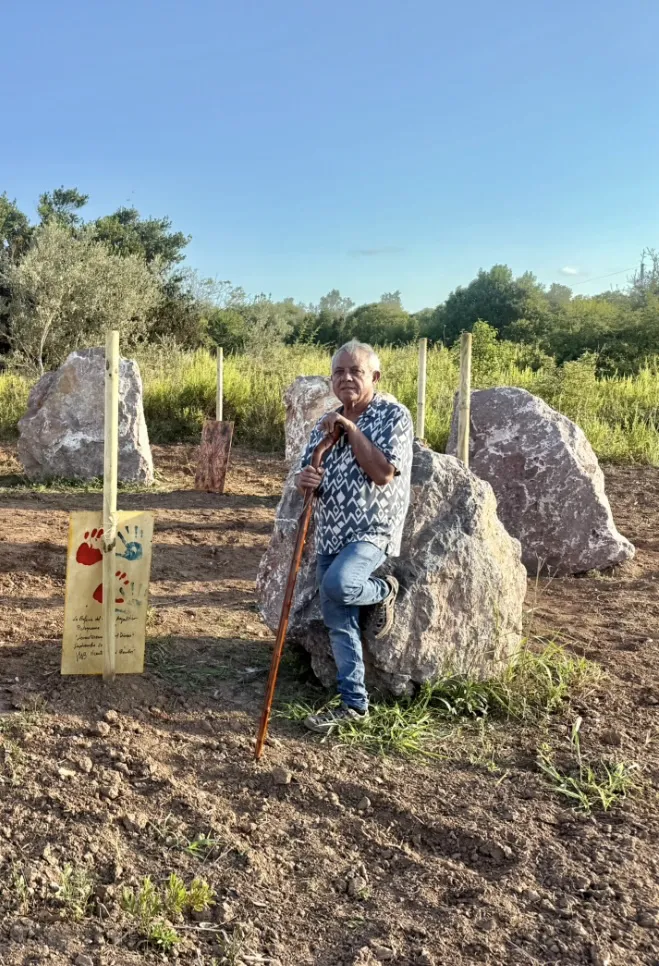 El artista ultimando detalles junto a su obra