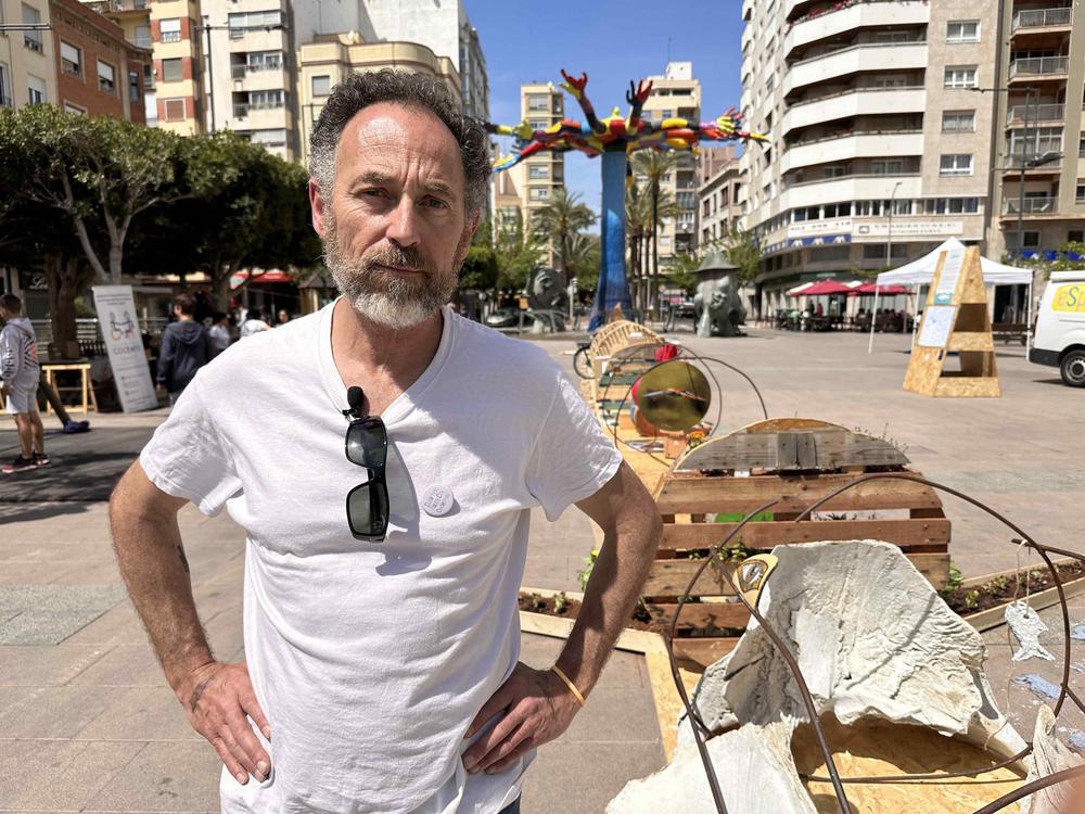 El artista Rafa Gallent frente a Romalda