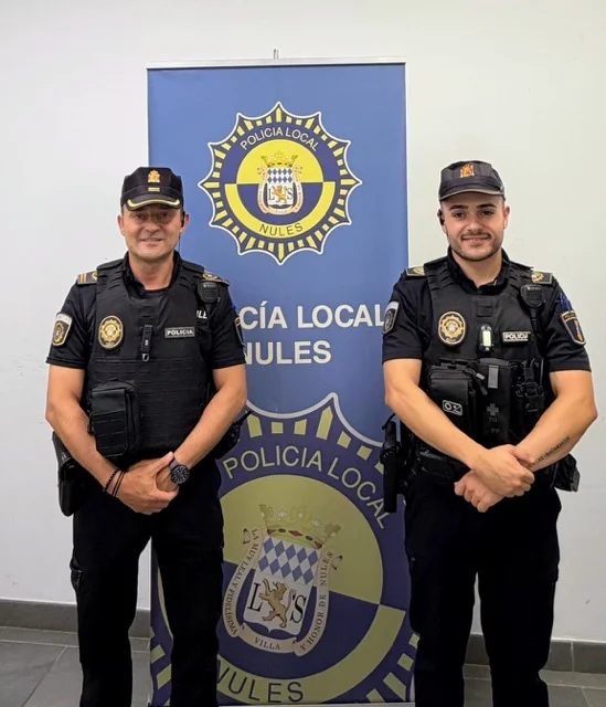 AGENTS POLICIA LOCAL NULES HAN SALVAT UN HOME en tamaño mediano