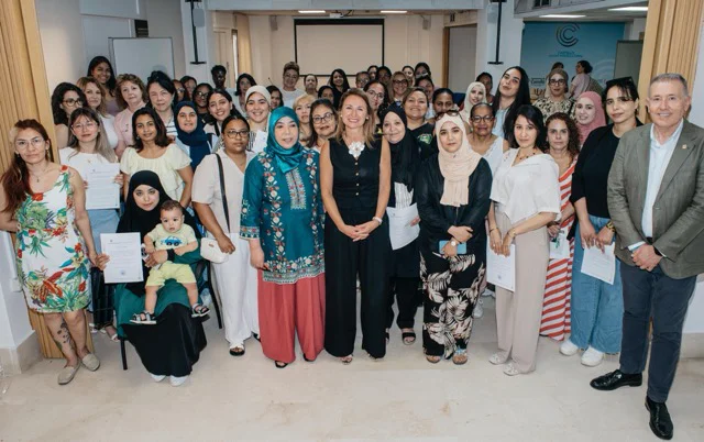 Carrasco entrega diplomas intercultural en tamaño mediano