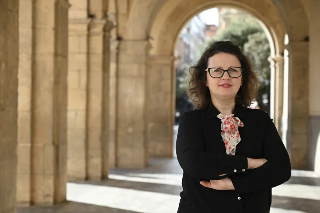 Mónica Barabás8 en tamaño mediano