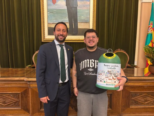 Toledo entrega premio sorteo ecovidrio en tamaño mediano