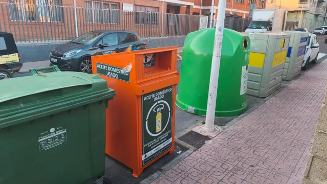 Foto ndp contenedores aceite en tamaño mediano