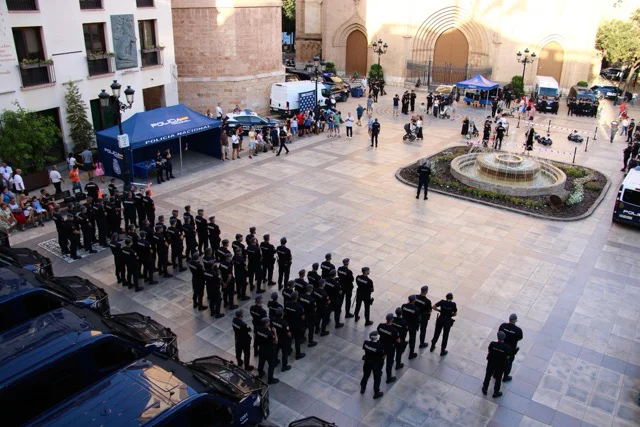 POLICIA VUELTA 1 en tamaño mediano