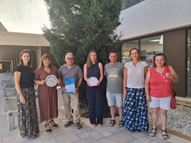 Foto 2- Entrega del sello al equipo educativo del IES Álvaro Falomir en tamaño mediano