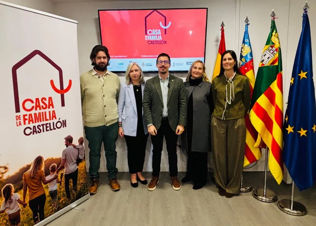 casa de la familia  en tamaño mediano