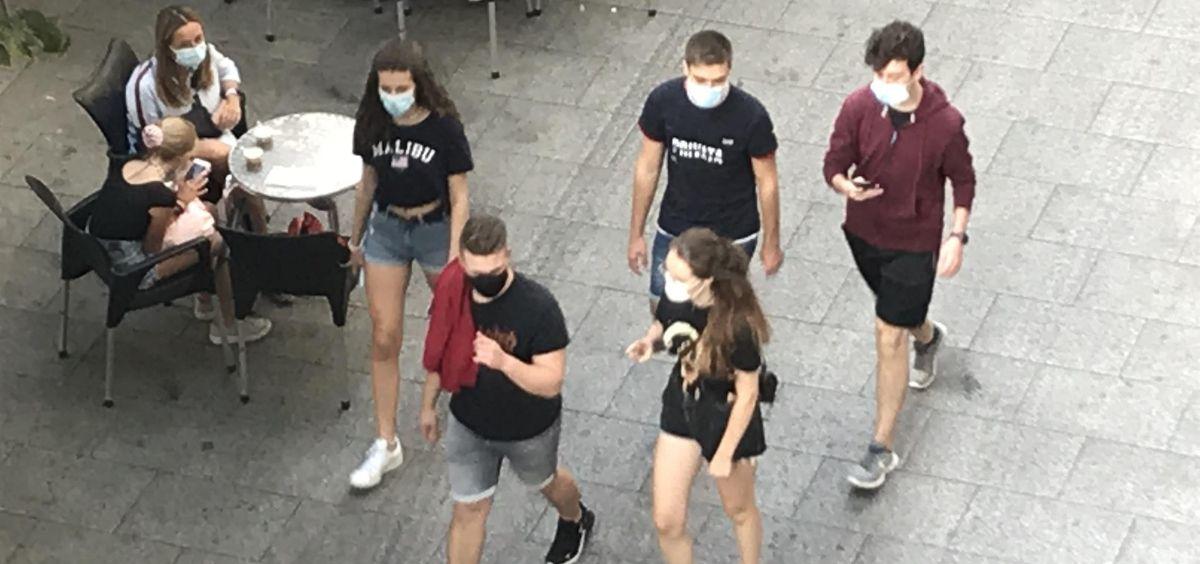 gente-paseando-con-mascarilla-delante-de-una-terraza-foto-europa-press-archivo