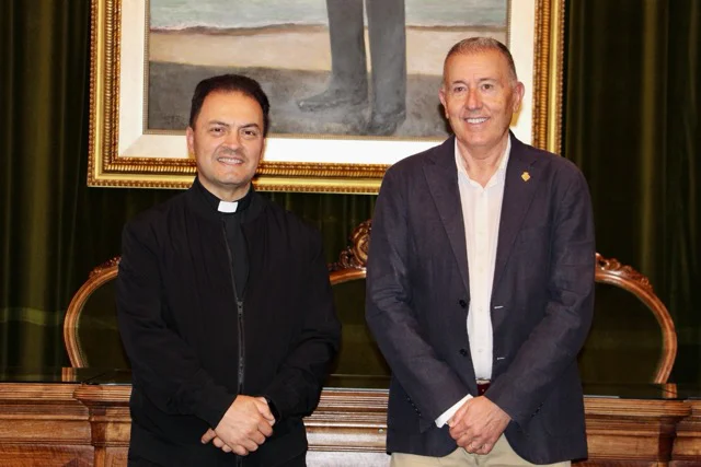 Sales visita Humberto González en tamaño mediano