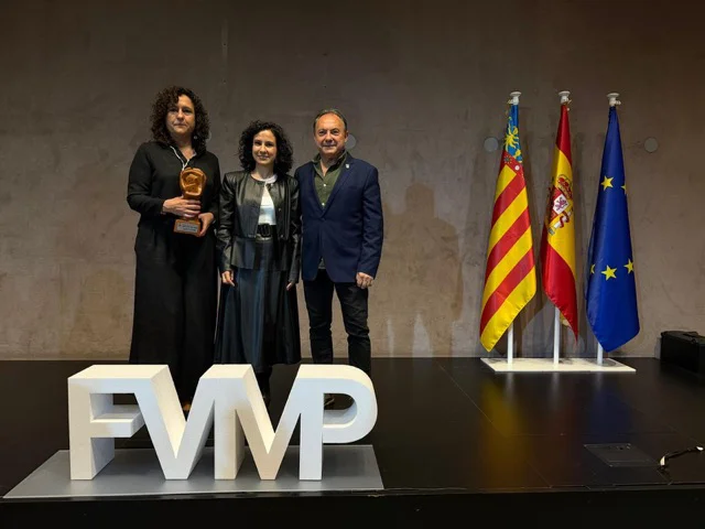 Alcalde de Cortes de Arenoso con consellera de Bienestar Social en tamaño mediano
