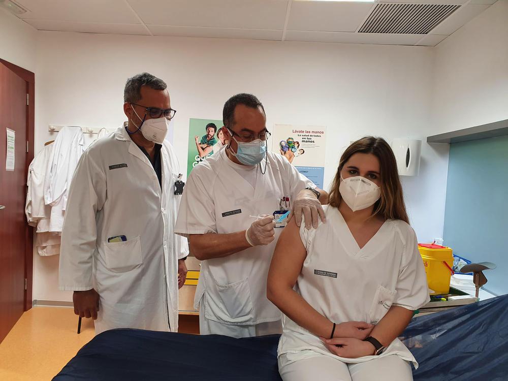 Vacunacion Sanitarios Prov CS (1) Primera enfermera, Eva Santamaría