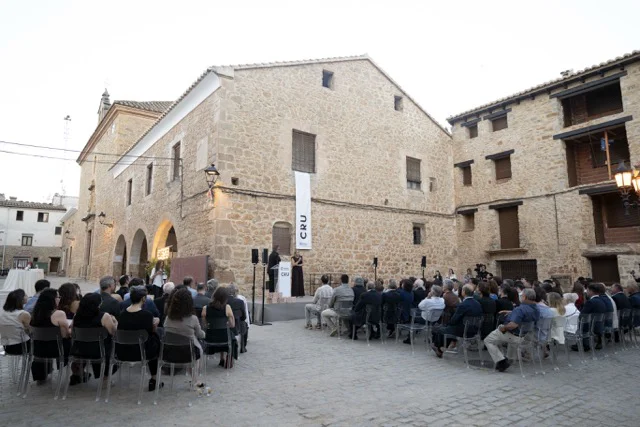 Gala CRU IX (2) en tamaño mediano