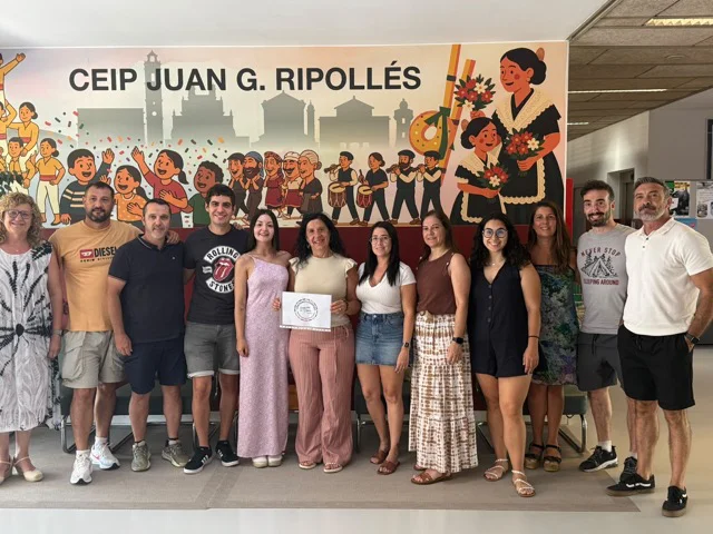 Foto 1_ Entrega del sello al equipo educativo del CEIP Juan G. Ripolles en tamaño mediano