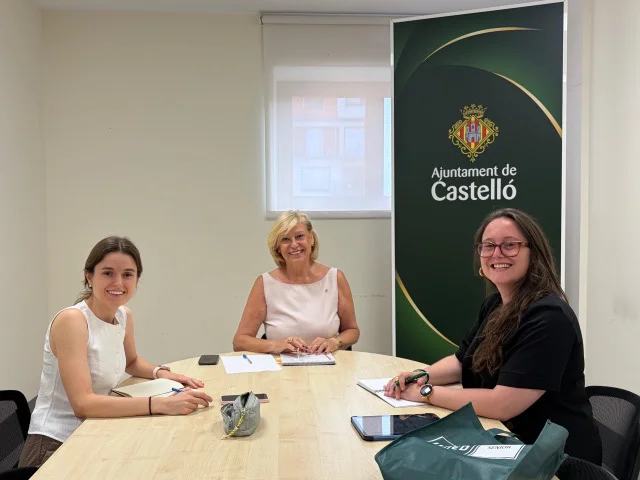 UNED SENIOR  en tamaño mediano