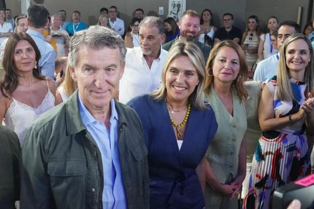 Marta Barrachina y Alberto Núñez Feijóo en tamaño mediano