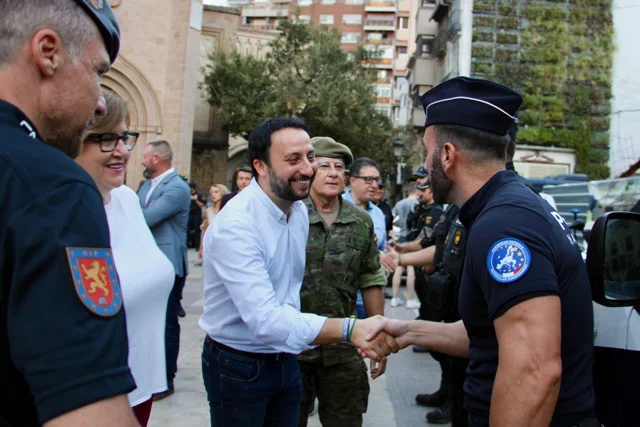 POLICIA VUELTA 7 en tamaño mediano
