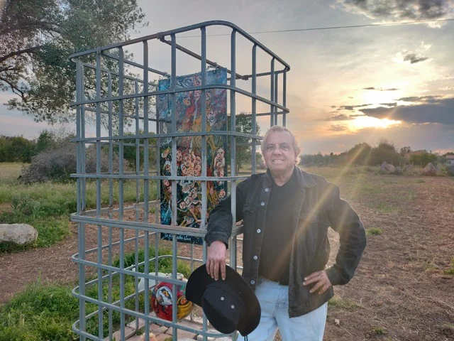 Meliá junto a su obra en tamaño mediano