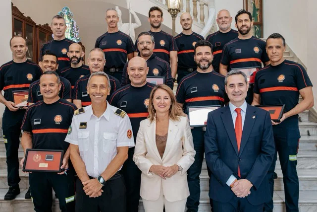 Carrasco toma de posesión bomberos y cabos en tamaño mediano