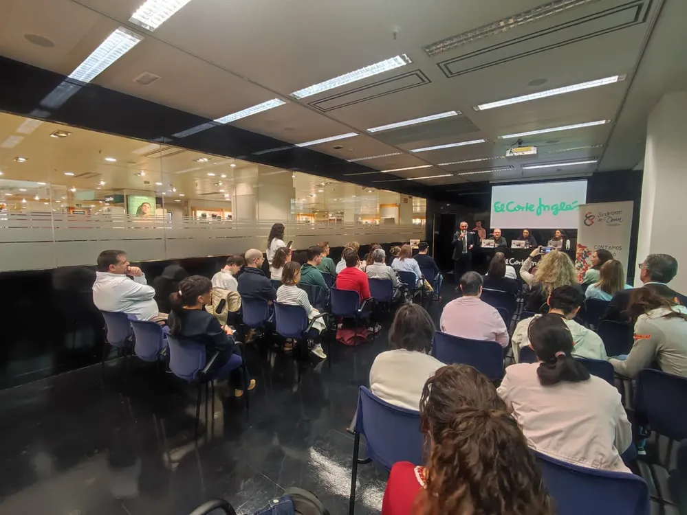 Foto 2 pie de foto Foto general de personas usuarias protagonistas del calendario, empresas colaboradoras y representantes de Síndrome de Down Castellón