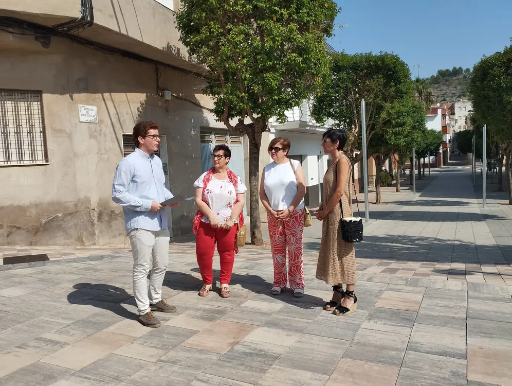 Teresa Ibáñez junto a subdelegada en plaza Generalitat