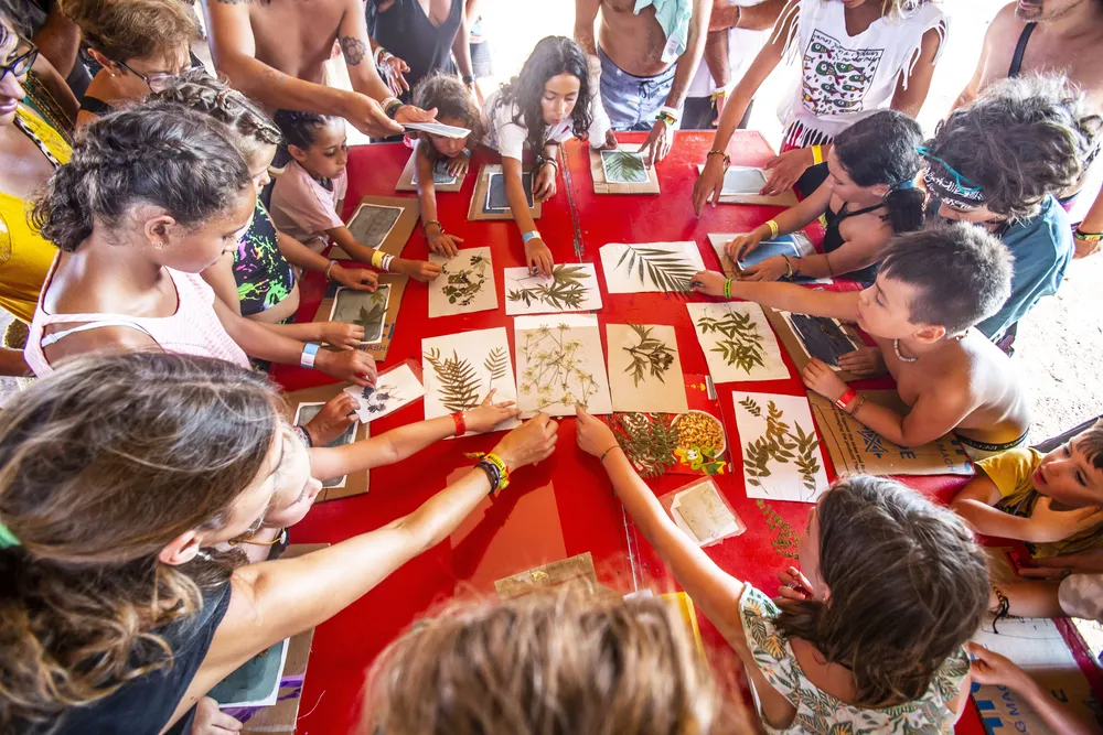 Taller en mercado artesano. Rototom 2024. Firma RBA