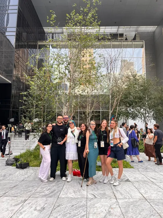 El equipo en los jardines del MOMA (1)