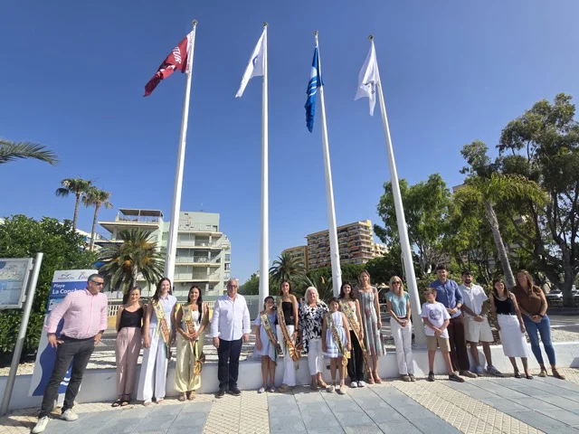 Foto ndp izada banderas azules y más (2) en tamaño mediano