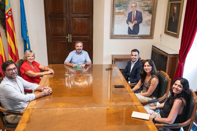 Redondo reunión grupo Nealis en tamaño mediano