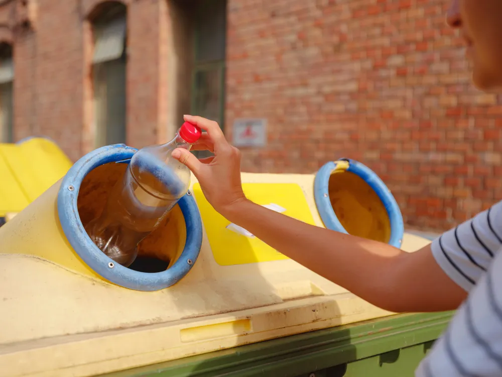 reciclaje botellas plastico contenedor