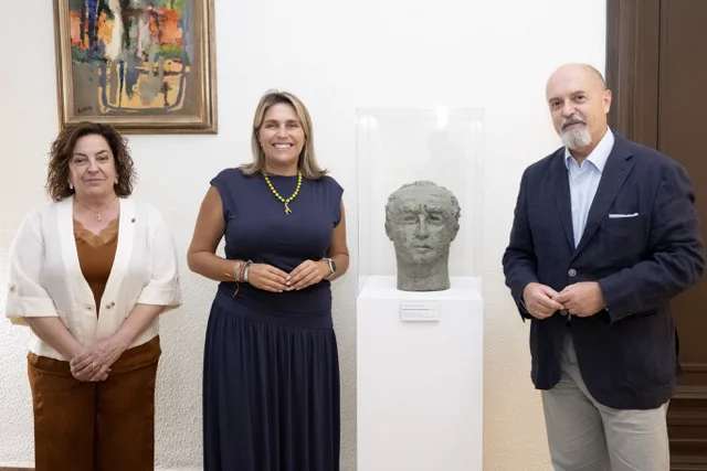 Busto Federico García Moliner en tamaño mediano